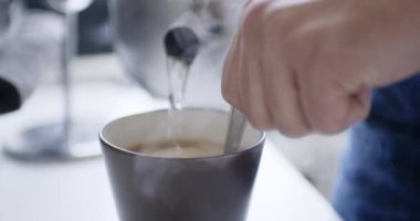 Adam hazır kahve hazırlar