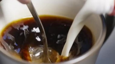 Kahve dökülen dere sütüne