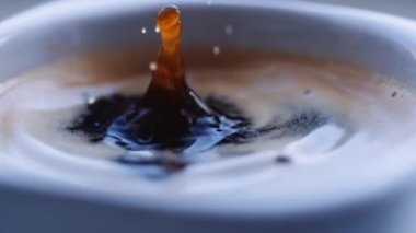 Kahve Falls dolu bardağa bırak