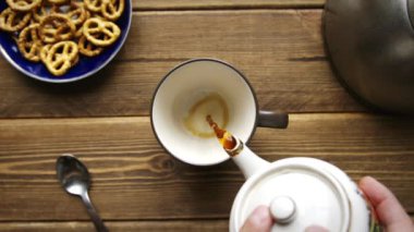 Çay seramik çaydanlık fincan içine dökülür ediliyor