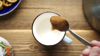 Bardak içine anında kahve pours