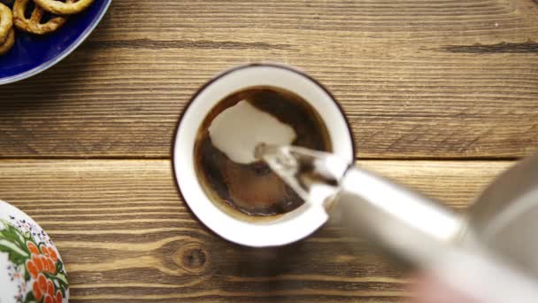 热水倒进白色杯子里, 加速溶咖啡. — 图库视频影像