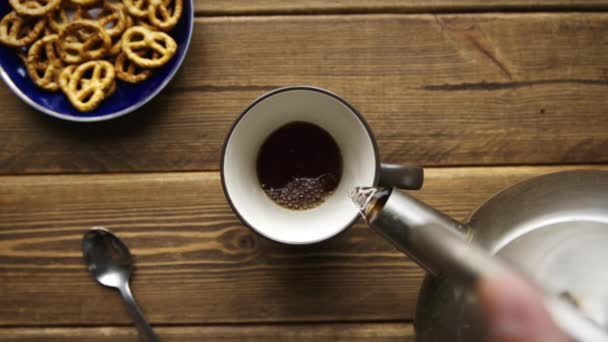 Chá sendo derramado em xícara de chaleira — Vídeo de Stock