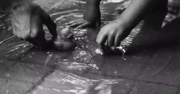 Μητέρα και παιδί παίζουν με καουτσούκ πάπιες — Αρχείο Βίντεο