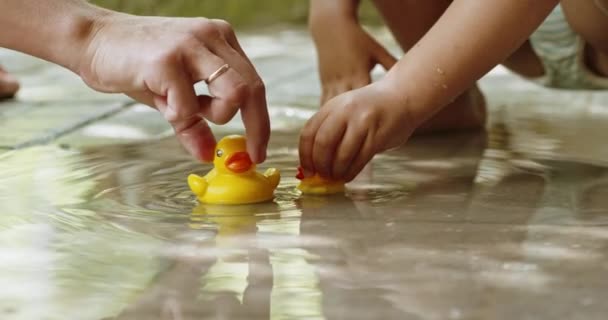 Matka i dziecko bawią się gumowymi kaczkami — Wideo stockowe