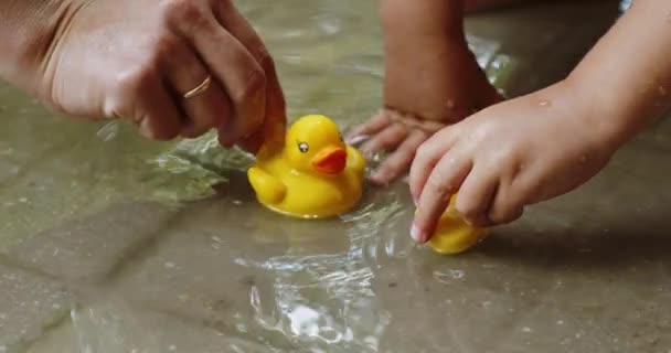 Mère et enfant jouent avec les canards en caoutchouc — Video