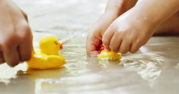 Mãe e criança brincam com patos de borracha — Vídeo de Stock