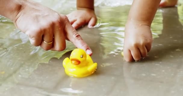 Anne ve çocuk lastik ördekler ile oyun — Stok video