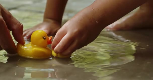 Mère et enfant jouent avec les canards en caoutchouc — Video