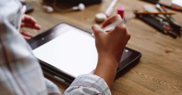 Mujer joven dibujar en la tableta — Vídeos de Stock