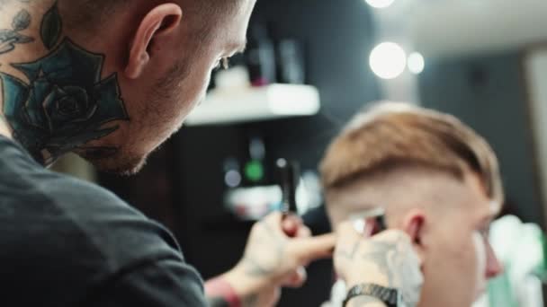 Peluquería hace corte de pelo al cliente — Vídeos de Stock