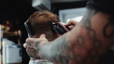 Kuaför müşteriye saç kesimi yapar