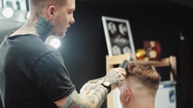 Kuaför müşteriye saç kesimi yapar