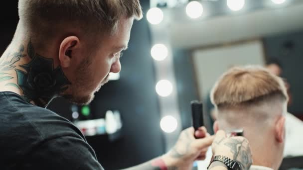 Cabeleireiro faz corte de cabelo para o cliente — Vídeo de Stock