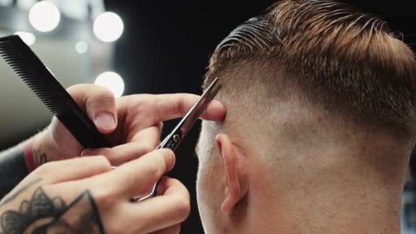 Peluquería hace corte de pelo al cliente — Vídeos de Stock