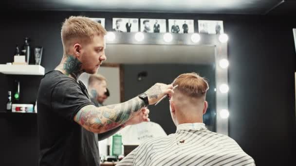 Cabeleireiro faz corte de cabelo para o cliente — Vídeo de Stock
