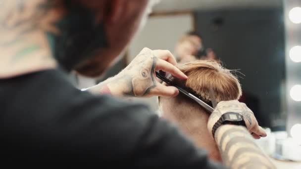 Cabeleireiro faz corte de cabelo para o cliente — Vídeo de Stock