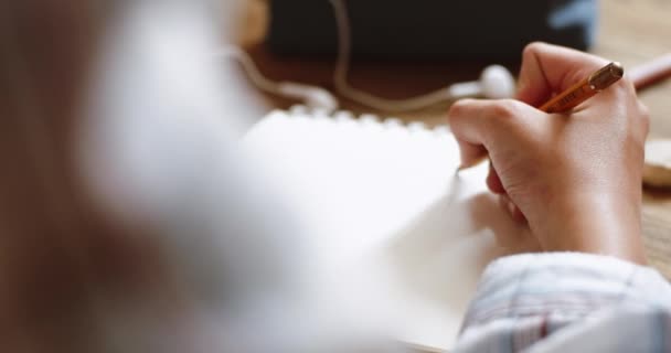 Jonge vrouw tekenen op Tablet — Stockvideo