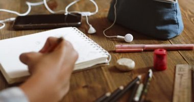 Genç kadın tabletüzerinde çizmek