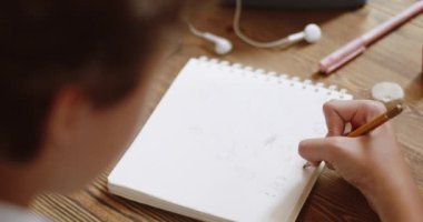 Genç kadın tabletüzerinde çizmek