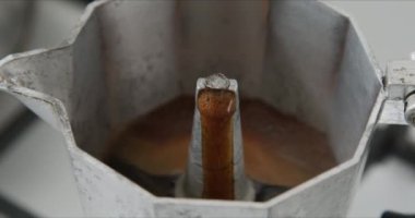 İtalyan espresso kahvesi yapma süreci.