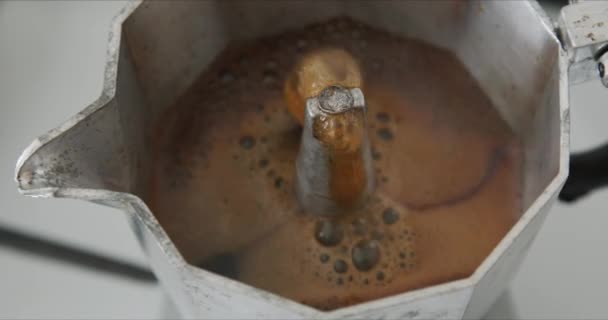 Διαδικασία παρασκευής ιταλικού μόκα espresso. — Αρχείο Βίντεο