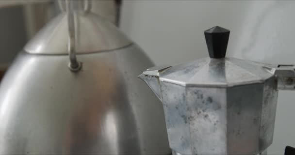 Proces van het maken van Italiaanse espresso mokka. — Stockvideo