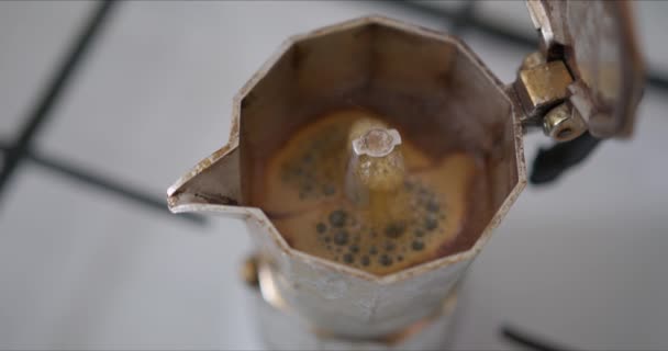 Proces produkcji włoskiego espresso mocha. — Wideo stockowe