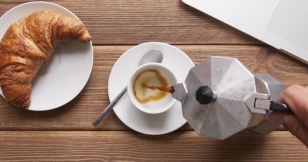 Кофе налить в чашку из гейзер мокко кофеварка — стоковое видео