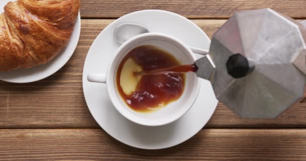 Kaffee in Tasse aus Geysir-Mokkakaffeemaschine gießen — Stockvideo