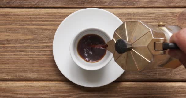 Café verser dans la tasse de la cafetière moka geyser
