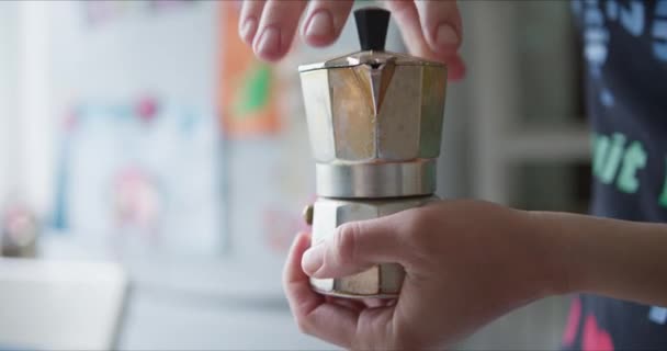 Frau bereitet Kaffee in der Moka-Kaffeemaschine zu — Stockvideo