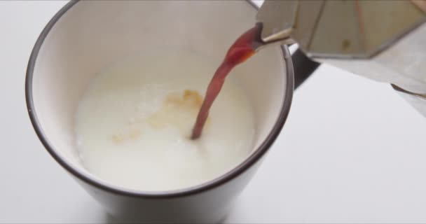 Person gießt Milch in schwarzen Morgenkaffee. — Stockvideo