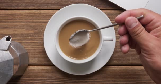 Personne mélange le sucre dans le café avec du lait avec une cuillère — Video