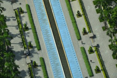 Kuala Lumpur Malezya parkında yüzme havuzu ve yeşil alanlar, yüksek petronas kulelerinin manzarası