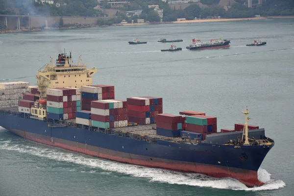 Grande Navio Contêiner Pesado Azul Vermelho Porto Hong Kong — Fotografia de Stock