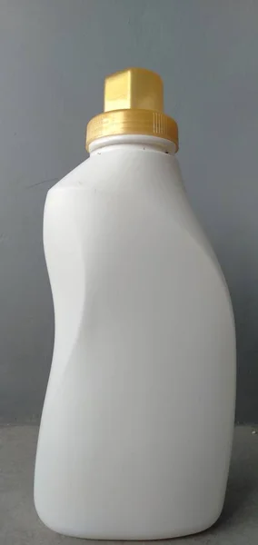 Una Botella Lavandería Blanca Con Fondo Gris — Foto de Stock