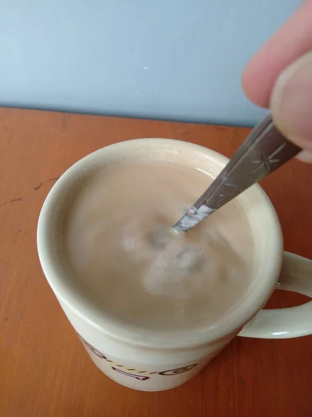 Weißer Becher Gefüllt Mit Warmem Kaffee — Stockfoto
