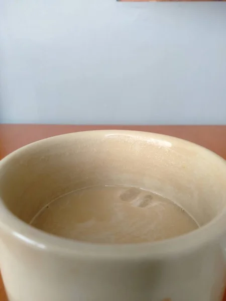 Biały Kubek Wypełniony Ciepłą Kawą — Zdjęcie stockowe