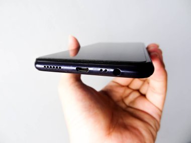 beyaz arkaplanda siyah akıllı telefon