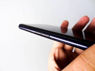 beyaz arkaplanda siyah akıllı telefon