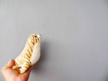 Gri arka planda sarı bir fok kuklası.