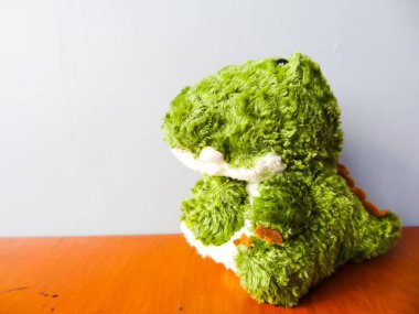 Gri arka planda yeşil bir timsah bebeği.