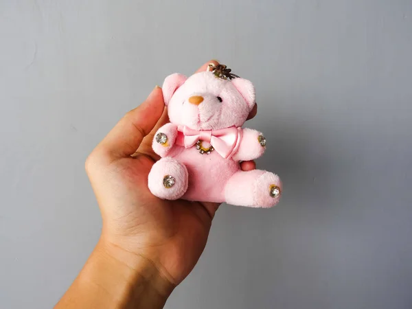 Eine Puppe Mit Einer Kleinen Rosa Bärenform Auf Weißem Hintergrund — Stockfoto