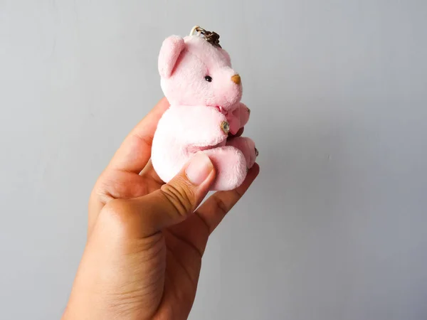 Een Pop Met Een Kleine Roze Berenvorm Een Witte Achtergrond — Stockfoto