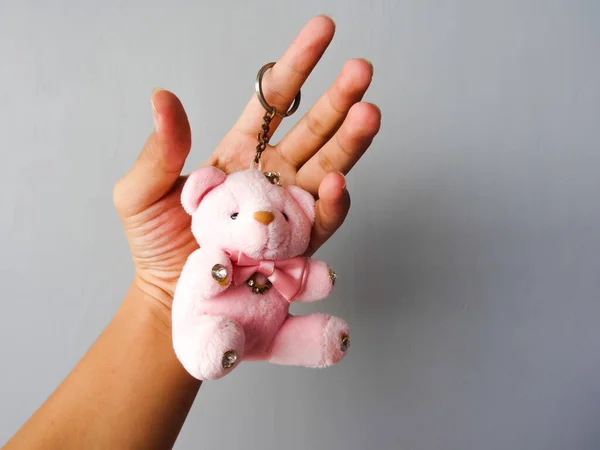 白い背景に小さなピンクのクマの形をした人形 — ストック写真
