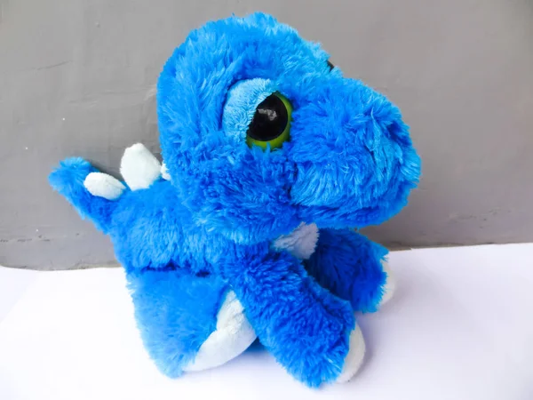 Muñeca Con Forma Dinosaurio Color Azul Sobre Fondo Gris — Foto de Stock
