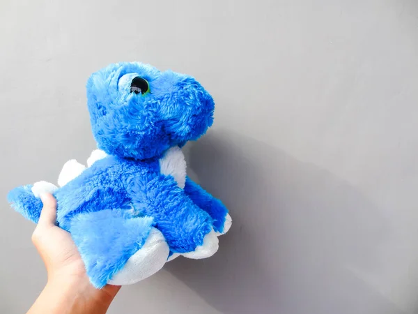 Una Muñeca Azul Forma Dinosaurio Sobre Fondo Gris —  Fotos de Stock