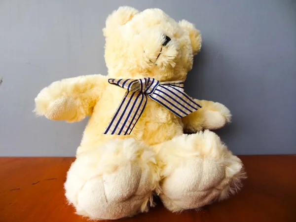 Weißer Teddybär Auf Grauem Hintergrund — Stockfoto