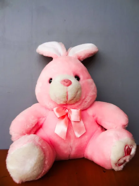 Muñeca Conejo Rosa Sobre Fondo Gris —  Fotos de Stock